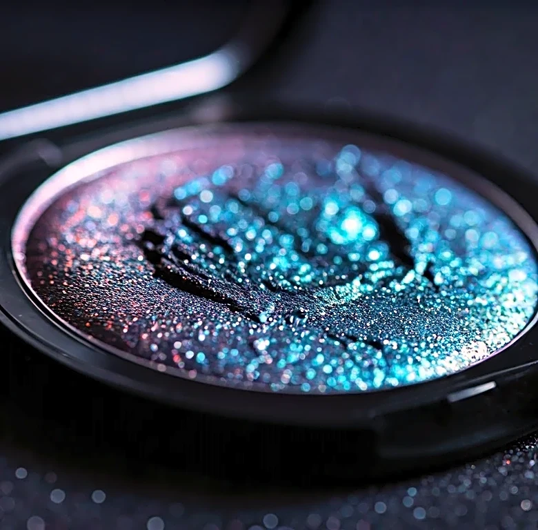 Carrie Underwood’s Stage Glam Explains the Return of High-Shine Eyes