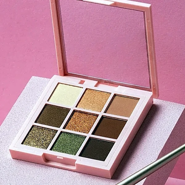 The Smart Way to Test Metallic Makeup Before a Full Convention Day