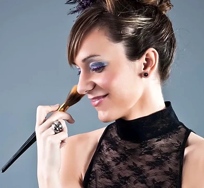 How Hair and Makeup for Consulting Dress Codes Looks Different on People Who Get It Right