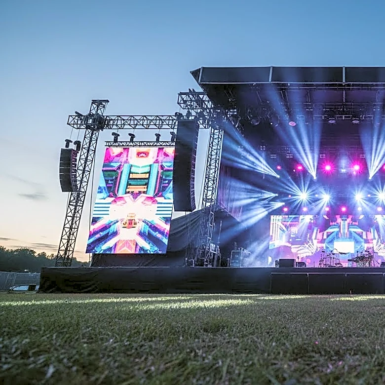 The Group-Chat Strategy That Makes Remote Festival Watching More Social