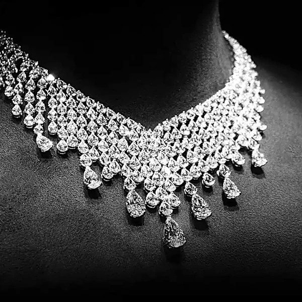 How Harry Winston's Iconic Pieces Quietly Outlast Trends