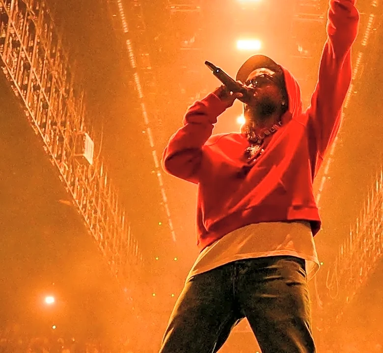 How Kendrick Lamar Adapts His Live Show To Different Stages