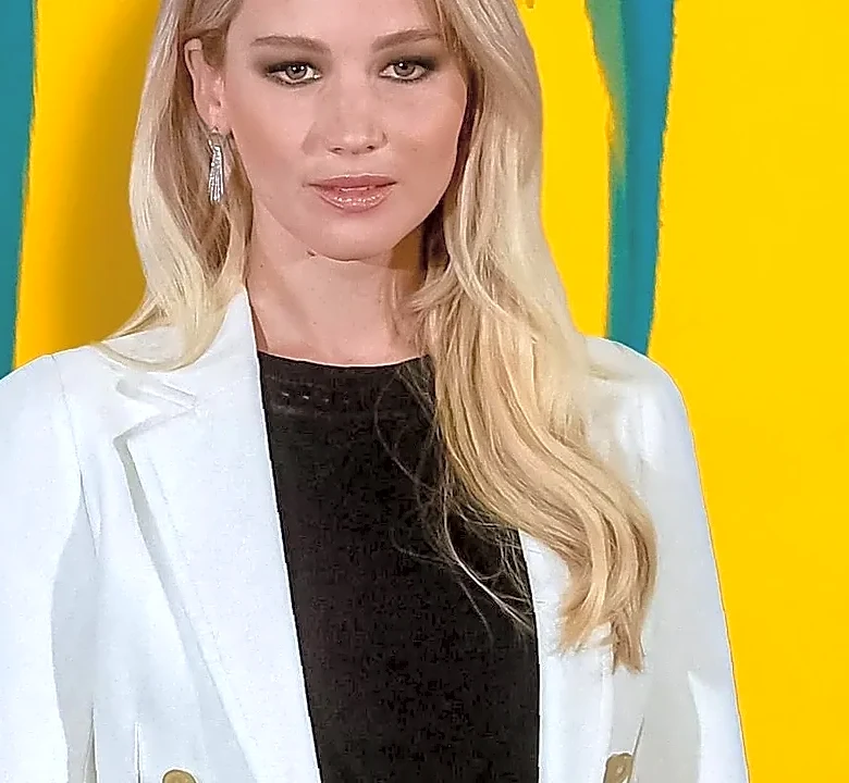 The Jennifer Lawrence Coat Formula That Makes Copenhagen Dressing Feel Easy