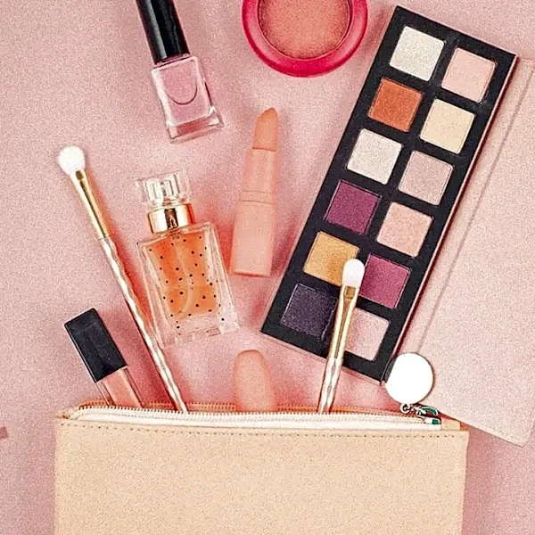 How the Clean Girl Makeup Look Quietly Defines a Modern American Look