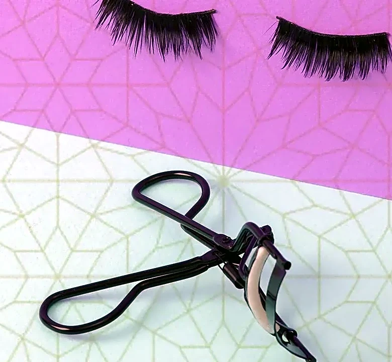 How False Eyelashes Quietly Define a Modern American Look