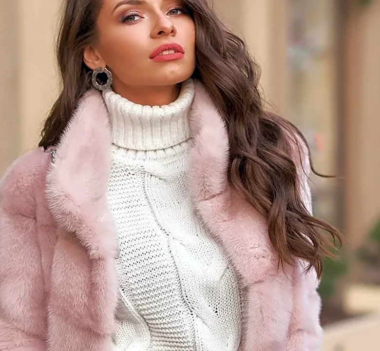 What Winter Wedding Outfit Ideas for Petite Women Look Like on People Who Get It Right