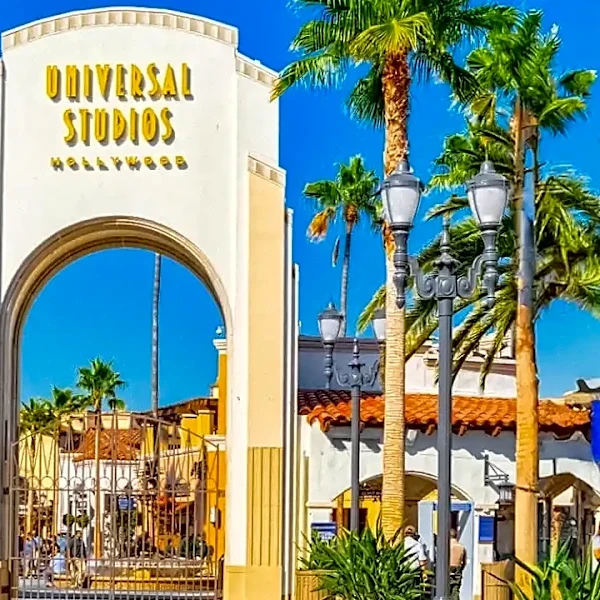 Why Halloween Horror Nights Streets Can Be Just as Entertaining as the Houses for Casual Fans