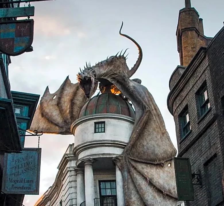 Halloween Horror Nights Street Atmosphere Can Carry an Entire Night—Even When You Never Enter a House