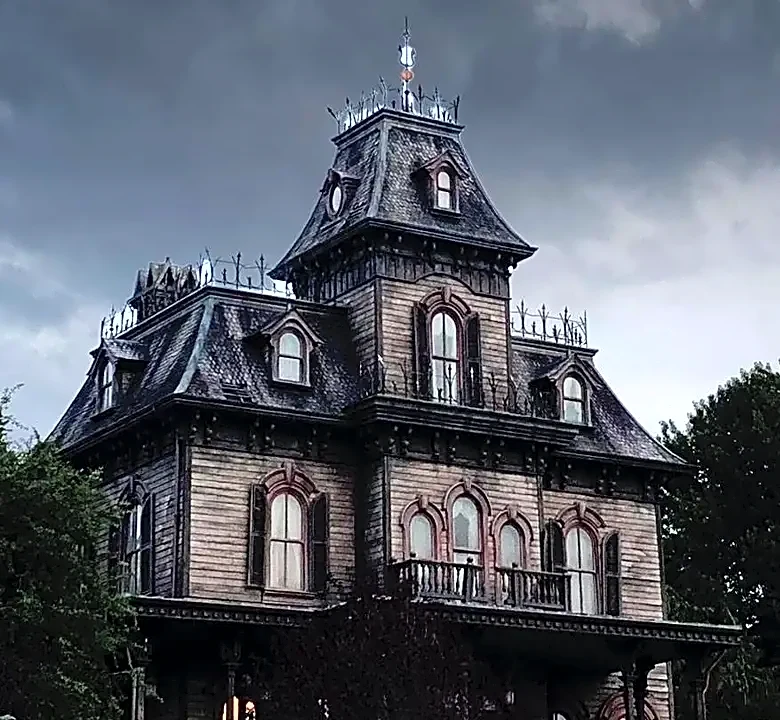 Halloween Horror Nights Is Built on Repetition—But Great Houses Keep Familiar Scares Feeling Fresh