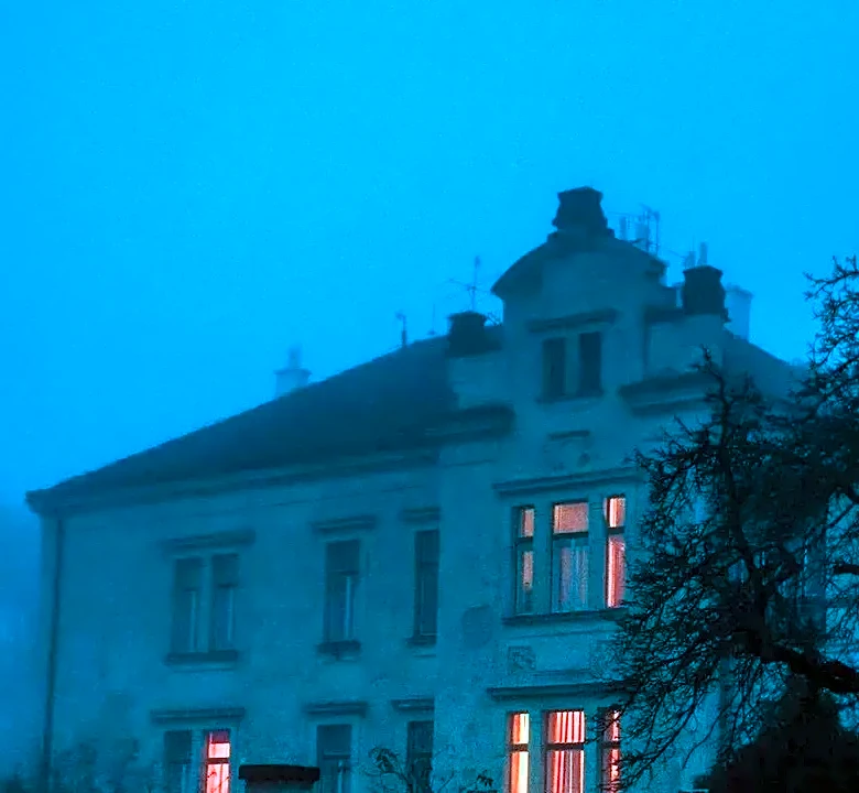 How Hidden Design Choices Keep a Halloween Horror Nights House Moving