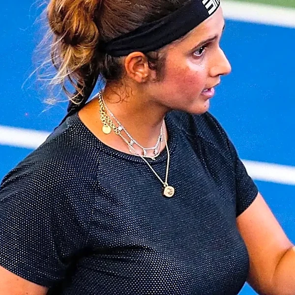 How Low Ponytails and Low Buns Perform Differently in Cap-Friendly Tennis Hairstyles