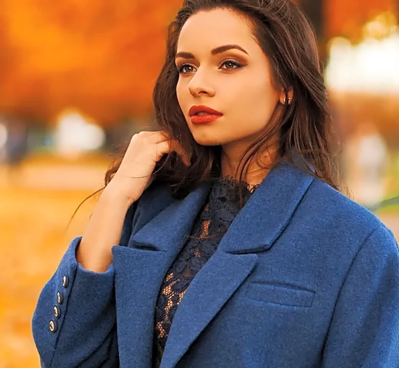 The Real Reason Hair and Makeup for Thanksgiving Outfits Trip Up First-Time Shoppers