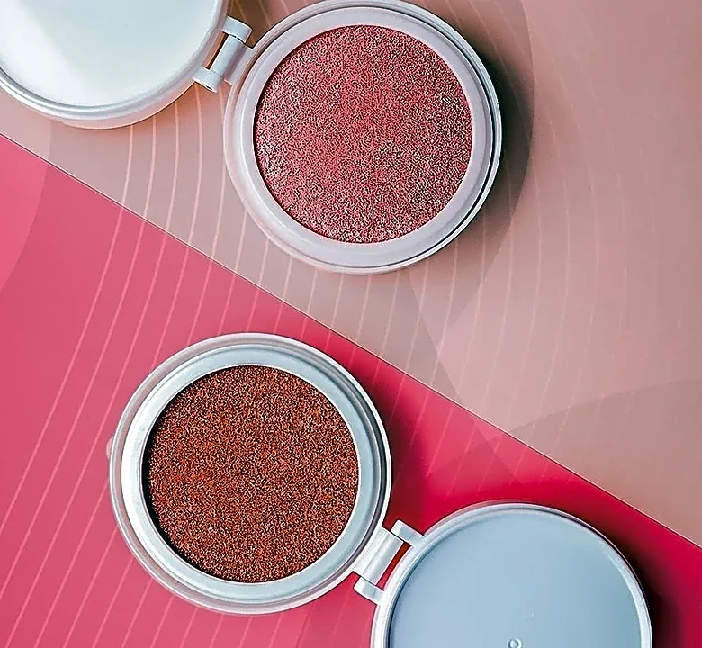 How Fine Pearl and Visible Glitter Differ in Highlighter in Direct Sun