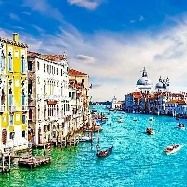 How Critics, Trades and Social Media Create Three Different Versions of Venice Buzz
