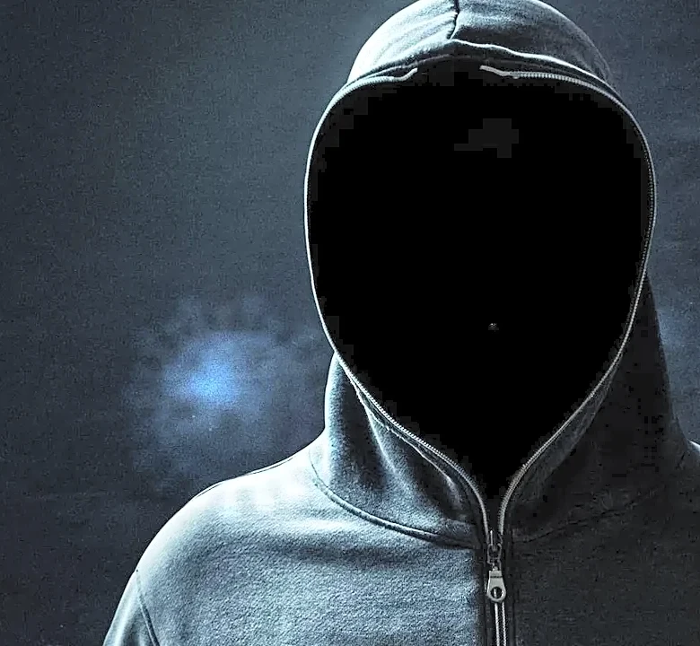 How One Full-Coverage Hood Connects Dust Protection, Warmth, and Visual Identity