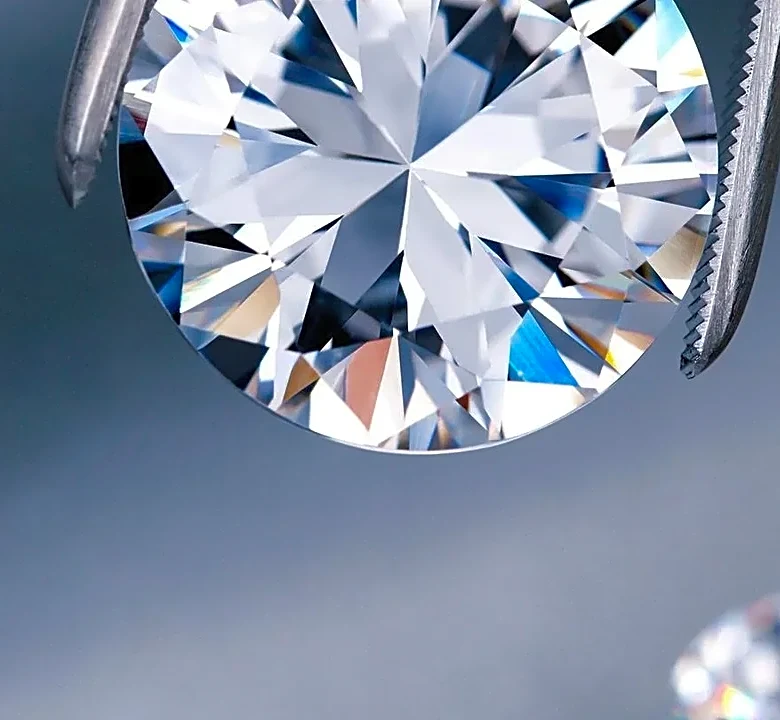 Why Most Buyers Misread Fluorescence in Diamonds
