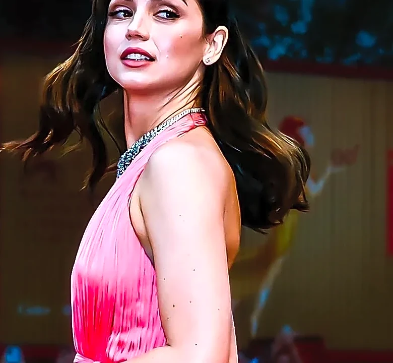 A Familiar Hair Signature Can Belong on a Venice Film Festival-Inspired Look