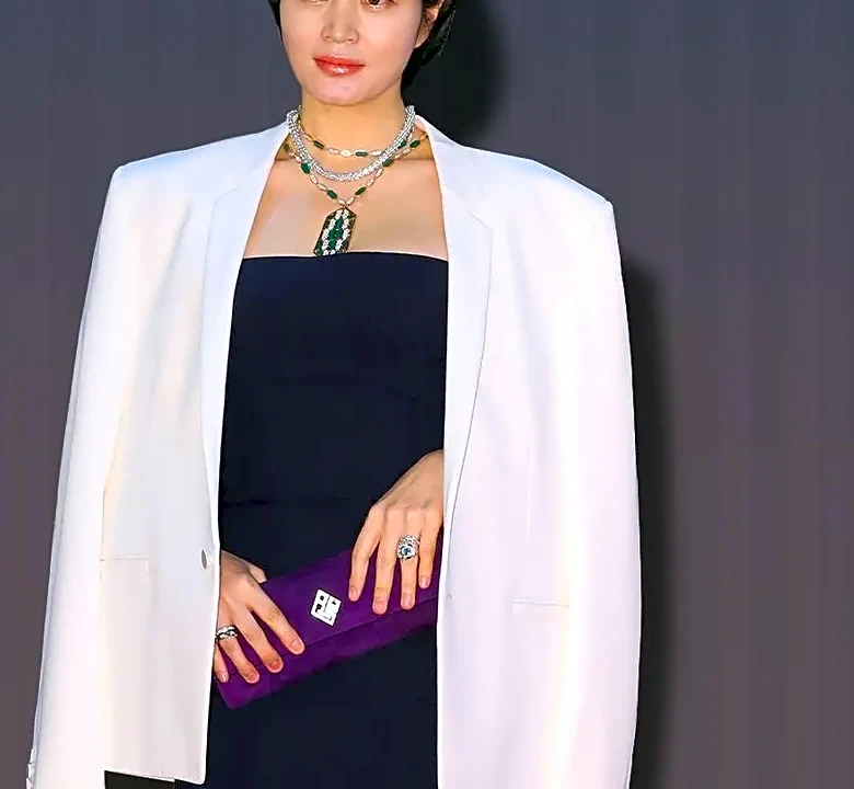 How Heirloom Jewelry Can Become the Center of an Emmys-Inspired Formal Look