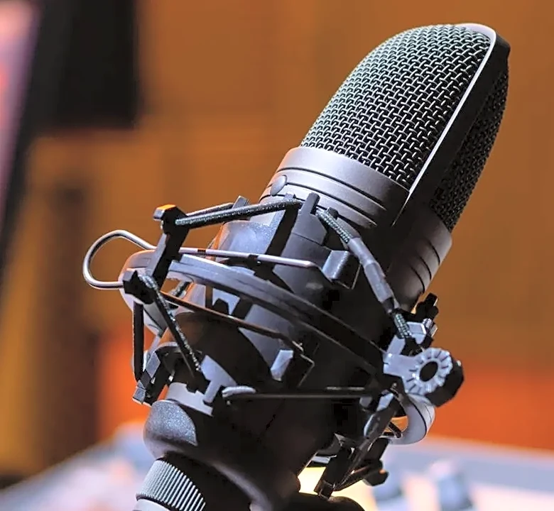 What Makes a Podcast Host Feel Polished Without Sounding Overproduced