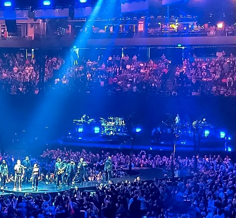Arena Tour vs. Short Multi-Artist Set: What Performers Often Adapt