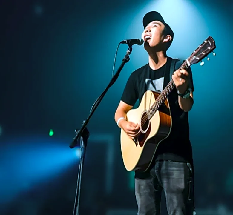 Solo Star vs. Full Band: Two Very Different Ways to Command a Festival Stage
