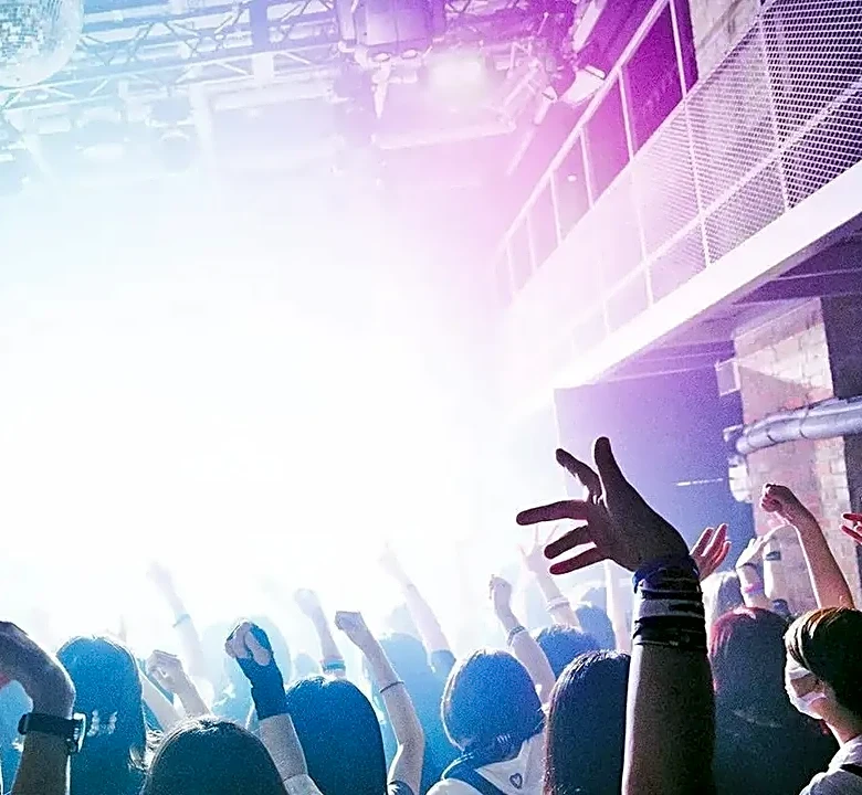 The Live-Music Trick of Letting the Crowd Sing the Final Chorus