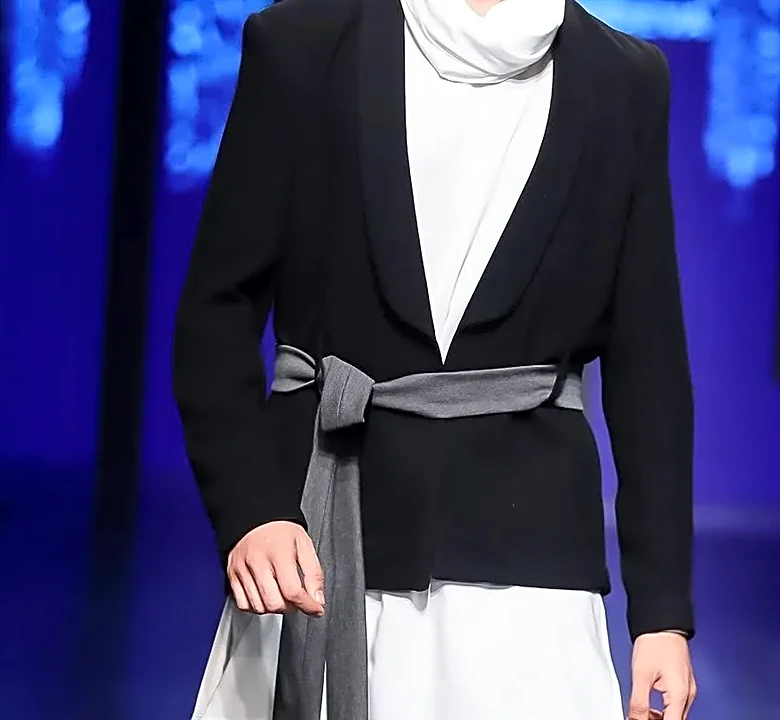 Why a Great Belt Can Completely Rewrite the Geometry of a Runway Look