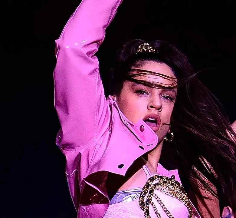 How Wardrobe Teams Prepare for VMA Performance Malfunctions