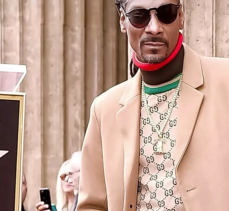 How to Borrow Snoop Dogg's Relaxed Tailoring Without Wearing an Oversized Costume