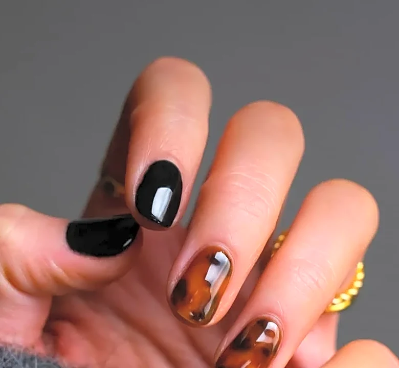 Why Short Neutral Nails Work With Almost Every Paris-Inspired Outfit