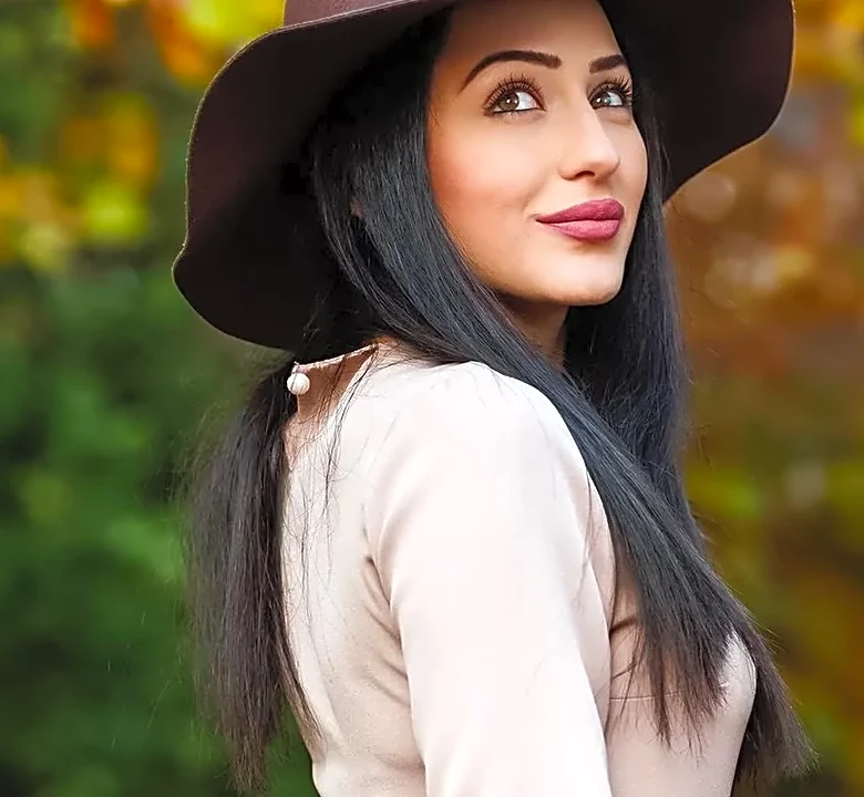 The Hidden Detail Behind Fall date night outfit ideas for petite women
