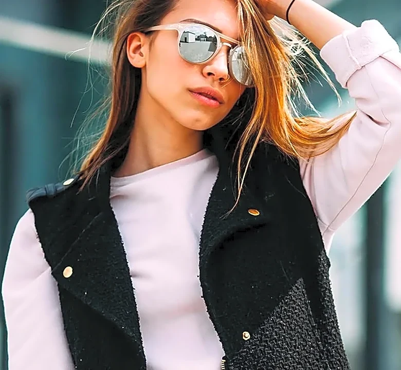 How to Wear a Long Vest as the Main Piece of an Outfit