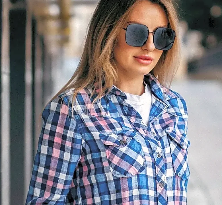 What Changes When You Tuck, Half-Tuck or Leave a Shirt Untucked