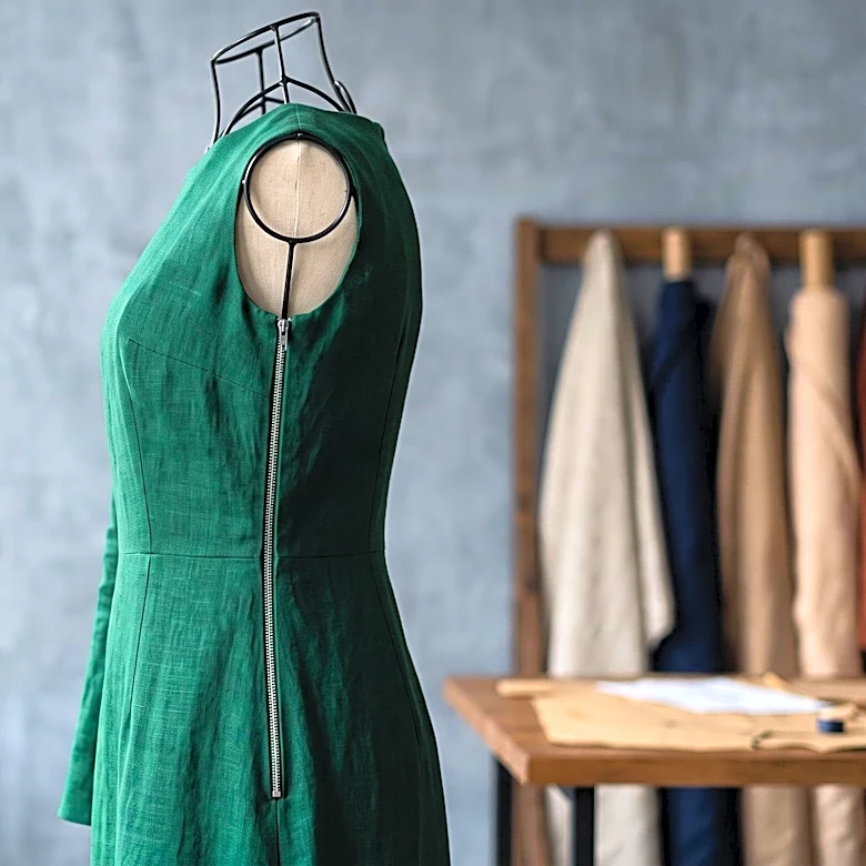 The Zipper Placement That Can Distort an Otherwise Well-Cut Dress