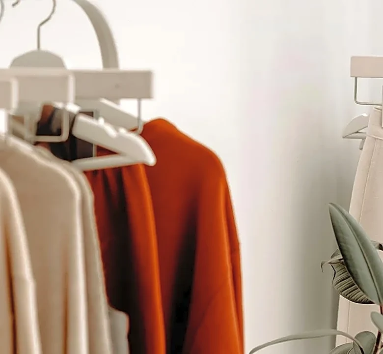 The Difference Between Minimalist Dressing and Visual Withdrawal