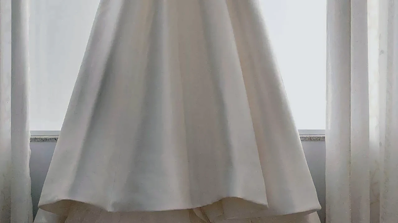 Why the Scoop Neck Is Quietly Replacing Sharper Bridal Necklines