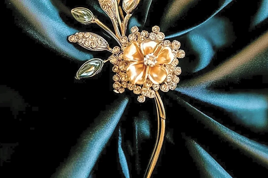 How Brooch Placement Can Change the Architecture of a Jacket
