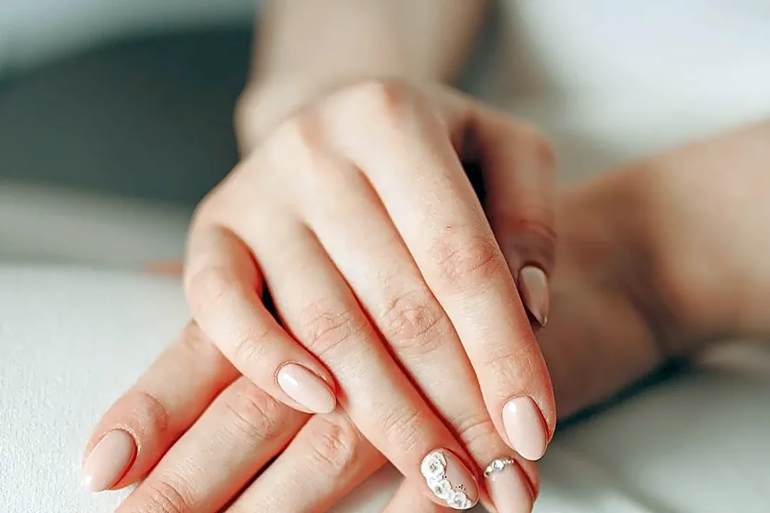 The Easy Nail Look That Makes Neutral Clothes Feel Less Plain