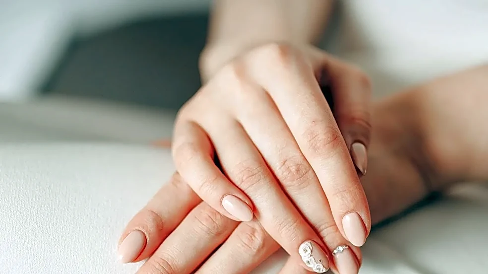 The Easy Nail Look That Makes Neutral Clothes Feel Less Plain