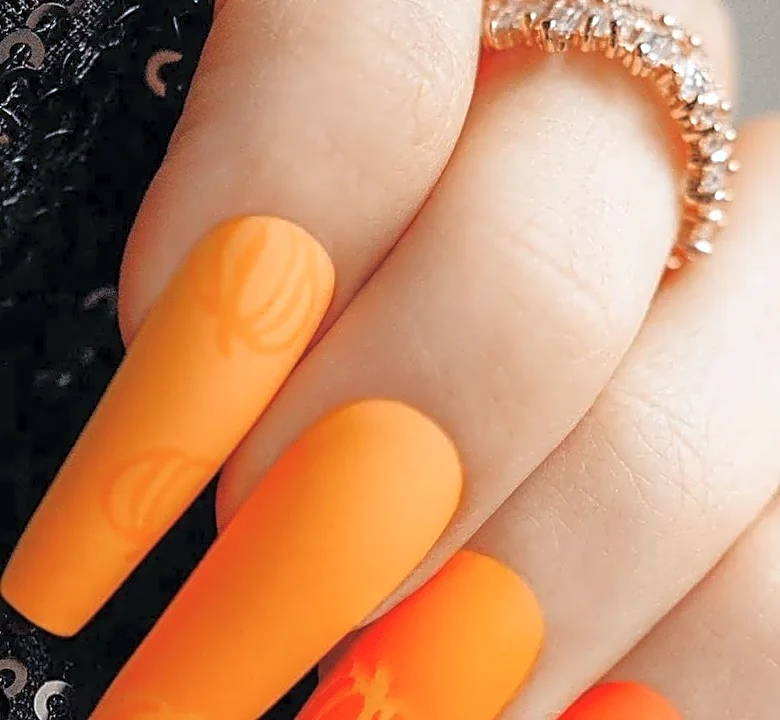 Five Halloween Looks You Can Make With Ribbon, Gloves and Jewelry