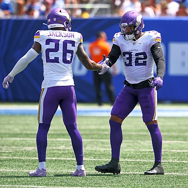 Former Georgia LB playing offense in his second NFL season