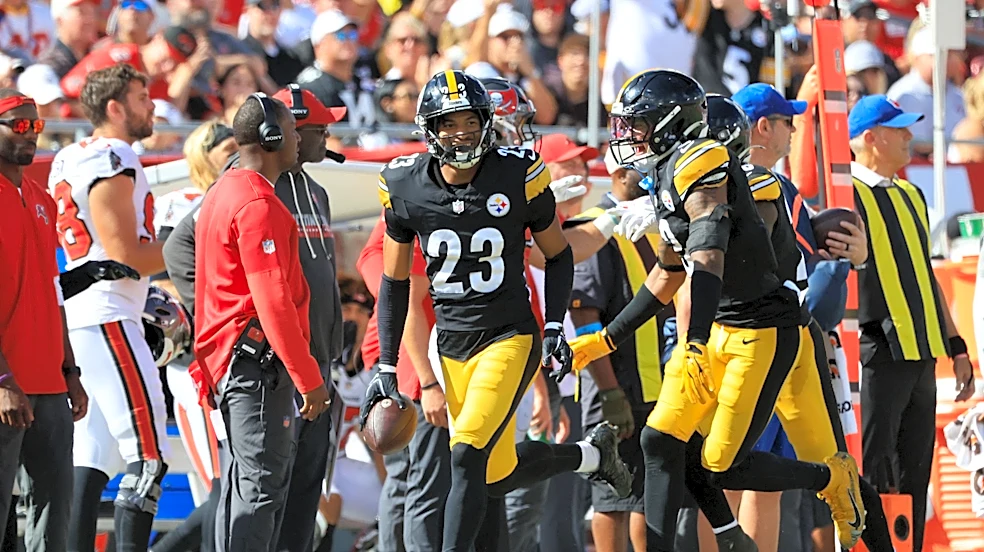 Former Georgia Bulldog snags first career NFL interception one-handed