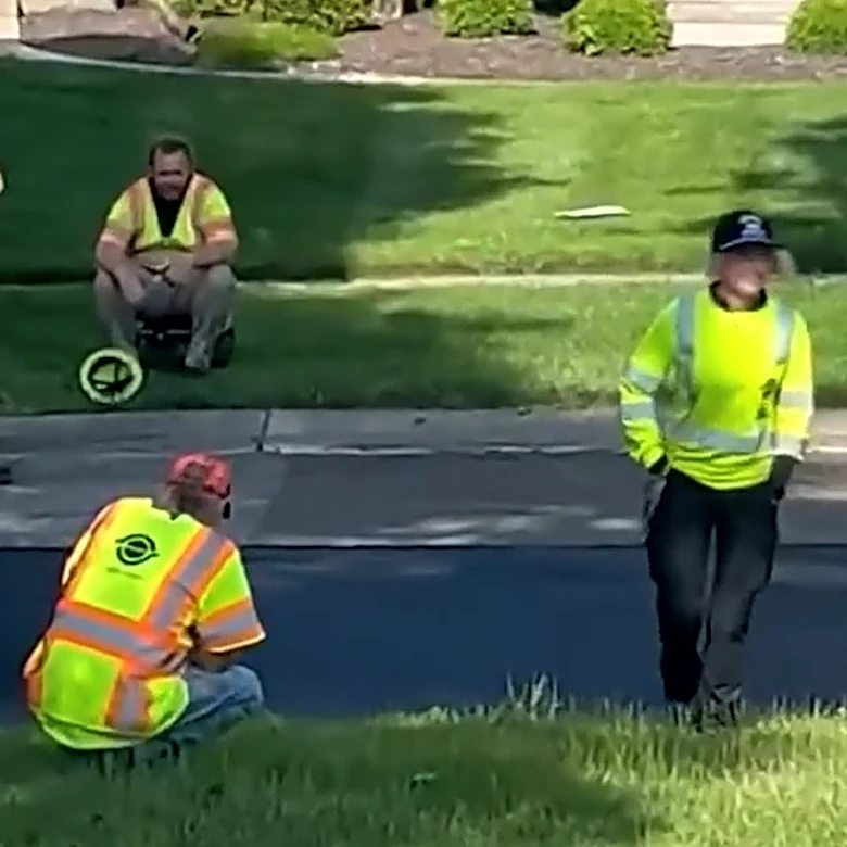Thoughtful Ohio boy brings iced tea to construction crew in viral video