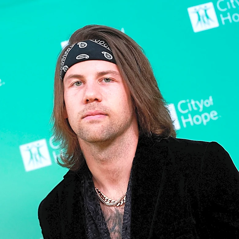 Beartooth singer Caleb Shomo comes out as gay, wife reacts