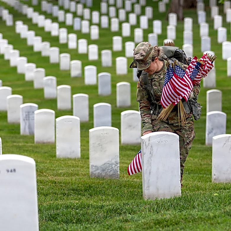 Who was Alan Shaw? Crowd shows up to Arlington cemetery for soldier