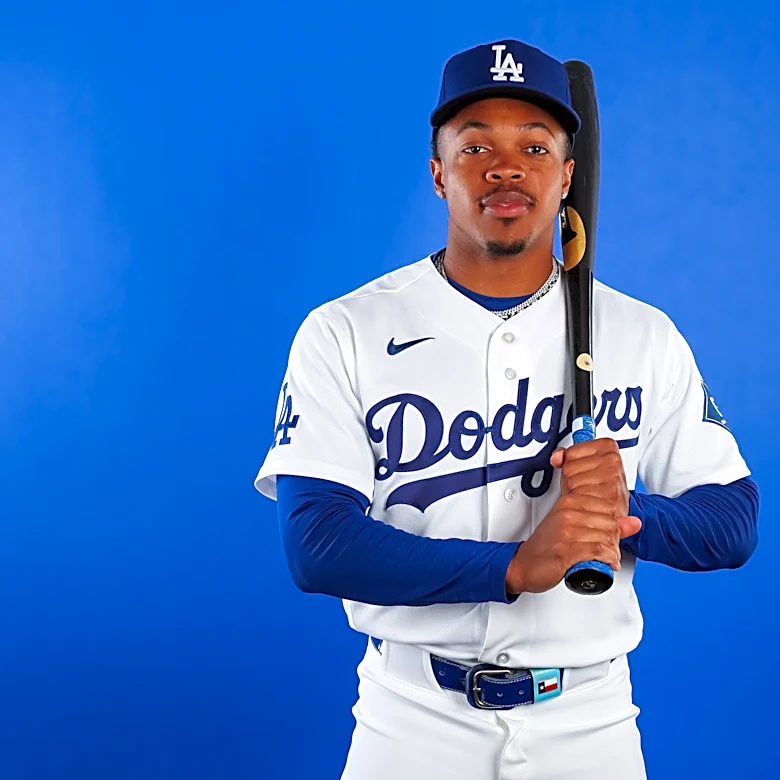 Dodgers prospect suffers freak knee injury while dodging team's bat dog