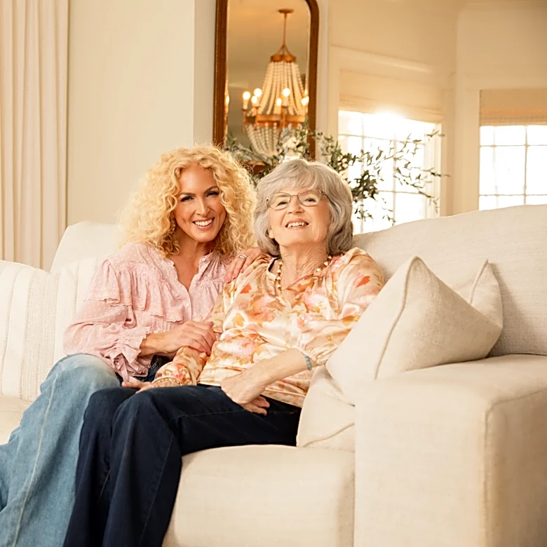 Little Big Town singer opens up about mom's battle with Parkinson's disease