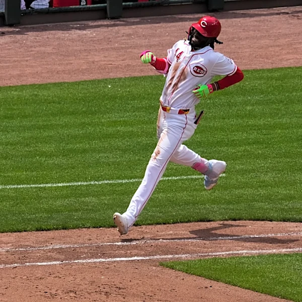 Reds star Elly De La Cruz exits with hamstring pain