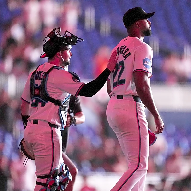 Who calls pitches in MLB? Pushing buttons now an analytics battleground
