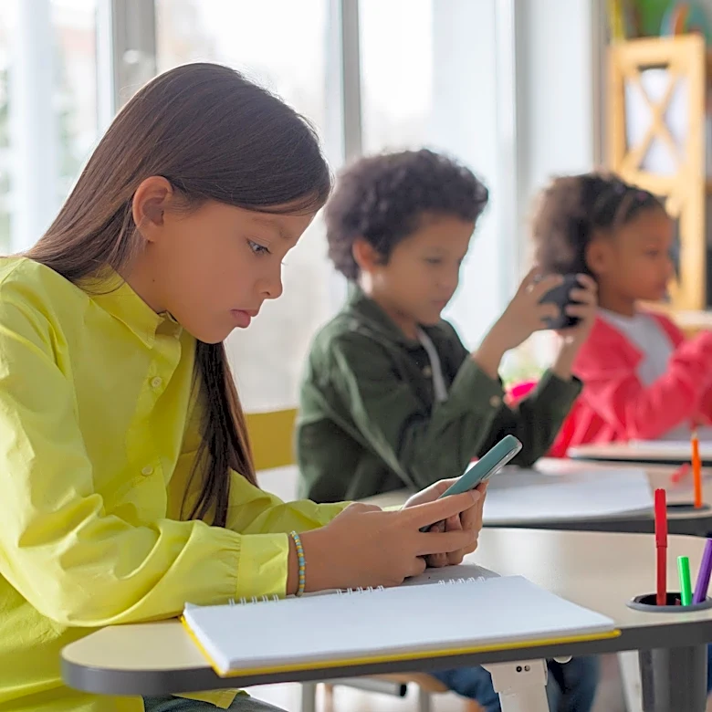 More states crack down on phones in school